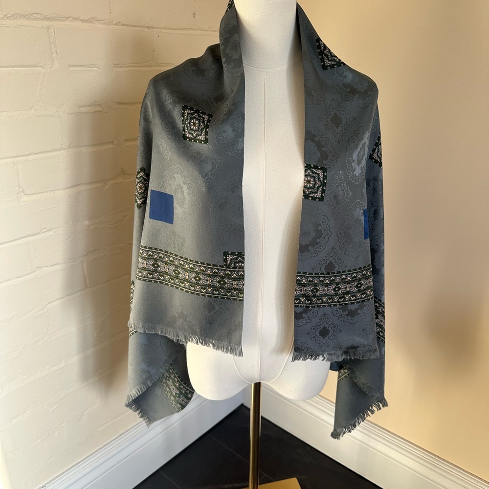 Silk Jacquard Shawl in Elegant gray
